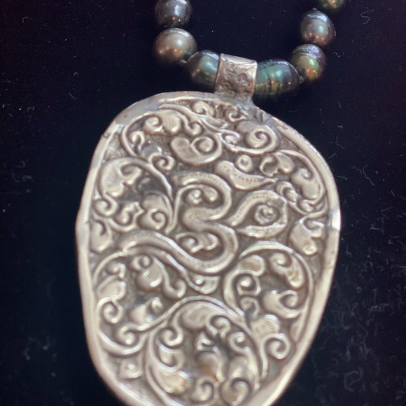 Hand carved skull pendant on FWP necklace one of a kind - Picture 3 of 11